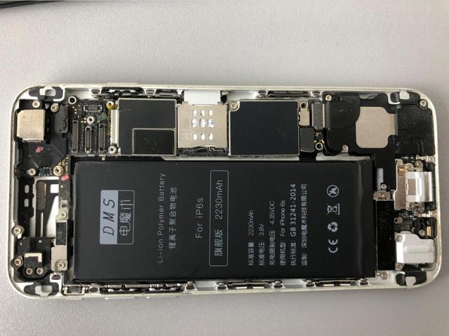 新机se二代和iphone8共用配件,但不影响6s换了电池再战斗2年(附图)