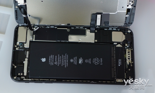 惊呆了！极客修工程师现场拆解iPhone7 Plus
